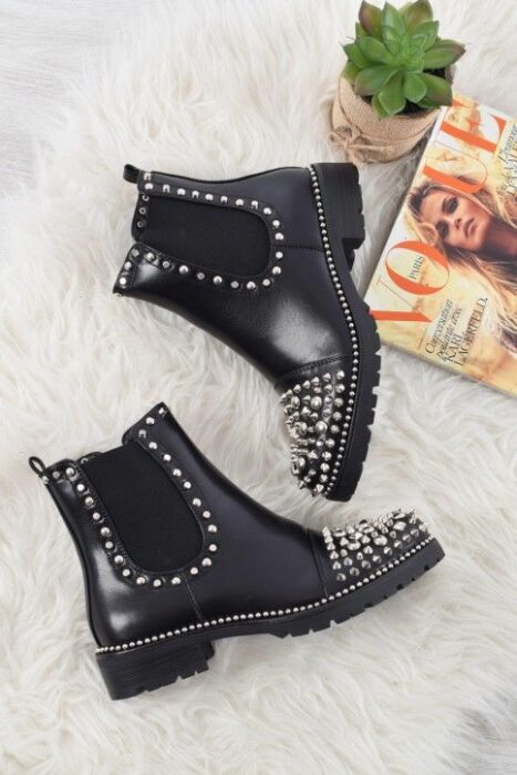 Botines negros decorados con estoperoles en la puntera; Botines con estoperoles para chicas badass