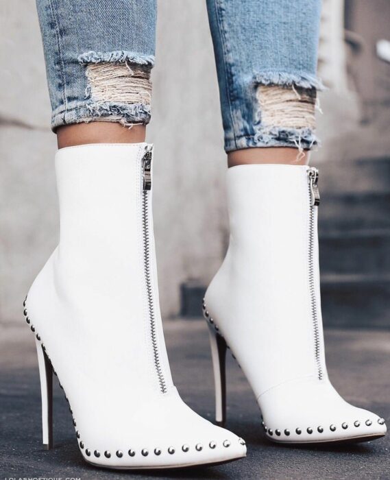 Botines blancos adornados con estoperoles plateados; Botines con estoperoles para chicas badass