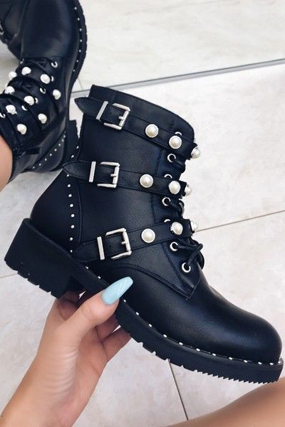 Botines negros decorados con estoperoles y perlas; Botines con estoperoles para chicas badass