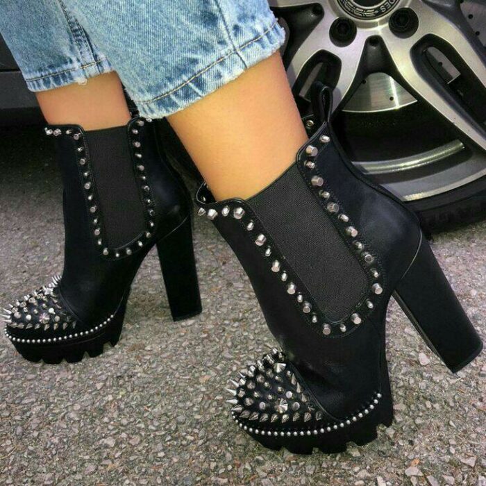 Botines altos adornados con estoperoles en la parte frontal; Botines con estoperoles para chicas badass