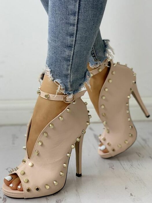 Botines con el frente abierto y estoperoles en los costados; Botines con estoperoles para chicas badass
