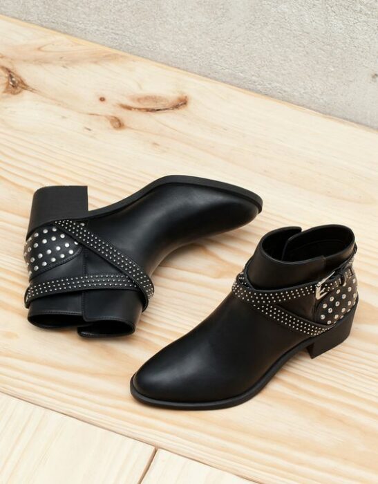 Botines bajos con estoperoles en el talón; Botines con estoperoles para chicas badass
