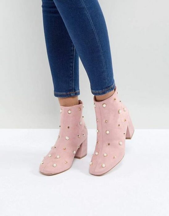 Botines rosas con estoperoles y perlas; Botines con estoperoles para chicas badass