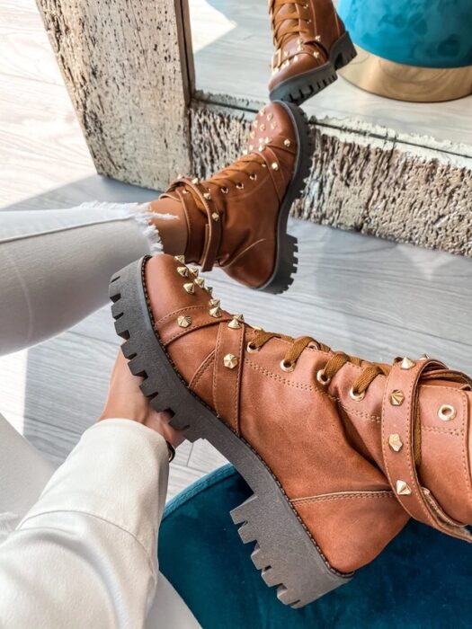 Botas estilo militar decoradas con estoperoles en los costados; Botines con estoperoles para chicas badass