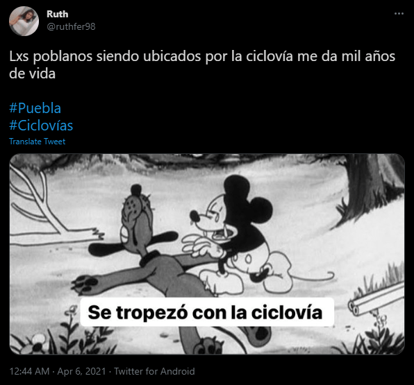 memes de usuarios en twitter burlándose de las caídas en ciclovía de Puebla