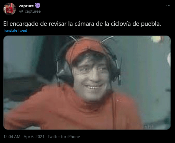 memes de usuarios en twitter burlándose de las caídas en ciclovía de Puebla