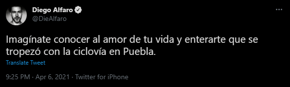 memes de usuarios en twitter burlándose de las caídas en ciclovía de Puebla
