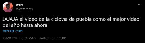 memes de usuarios en twitter burlándose de las caídas en ciclovía de Puebla
