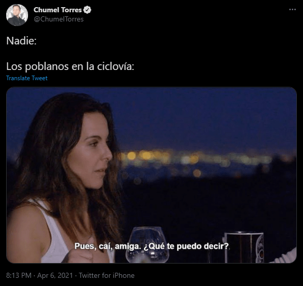 memes de usuarios en twitter burlándose de las caídas en ciclovía de Puebla