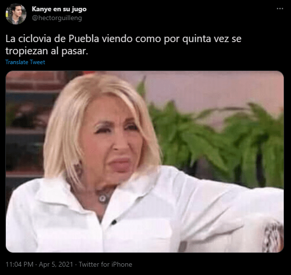 memes de usuarios en twitter burlándose de las caídas en ciclovía de Puebla