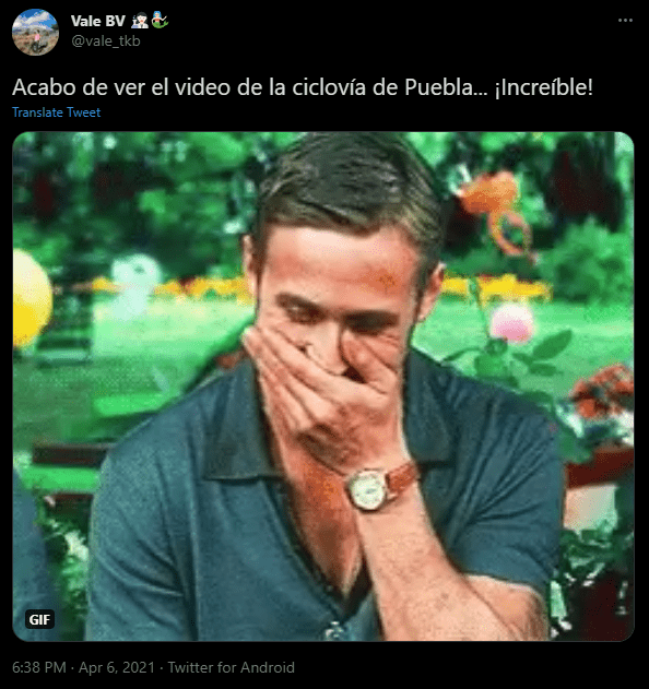 memes de usuarios en twitter burlándose de las caídas en ciclovía de Puebla