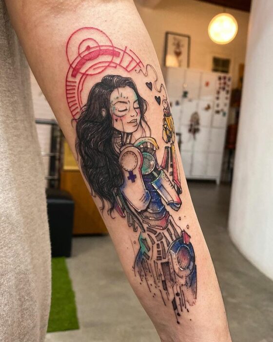 Tatuaje de mujer con silueta robótica; Tatuaje de Robson Carvalho