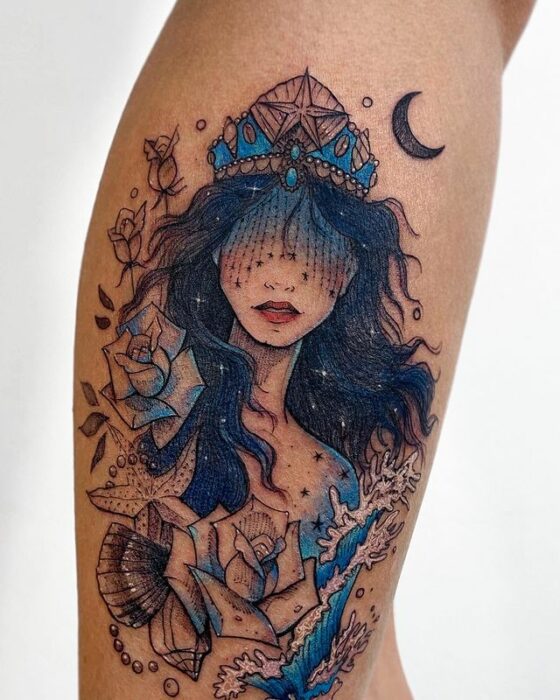 Tatuaje de mujer llevando una corona azul; Tatuaje de Robson Carvalho