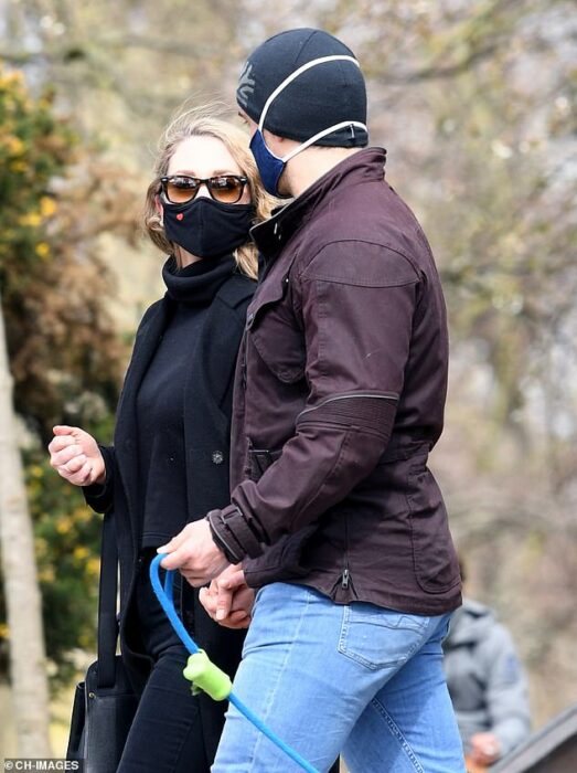 Henry Cavill paseando junto a una chica en Londres