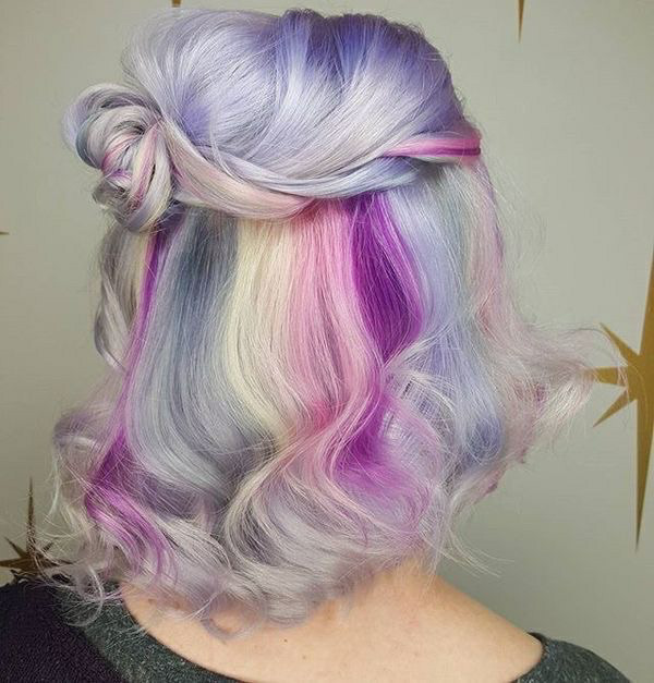 Chica con cabello teñido en tonos pastel rosa, amarillo y lila; Tintes bonitos en tonos pastel que debes intentar