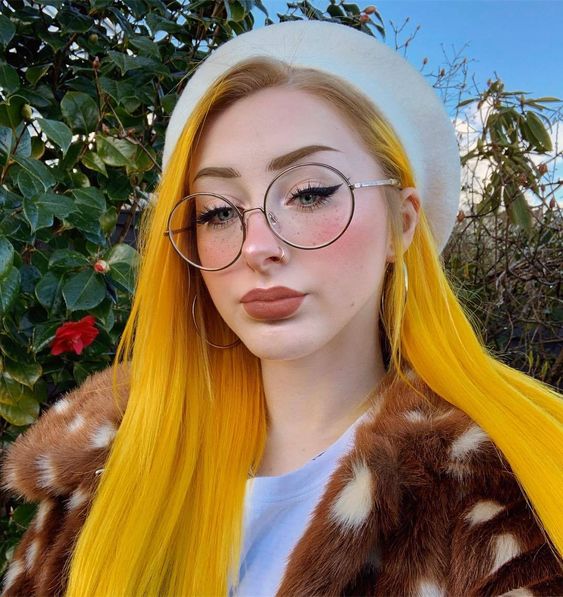 Chica con cabello largo teñido en color amarillo; Tintes bonitos en tonos pastel que debes intentar