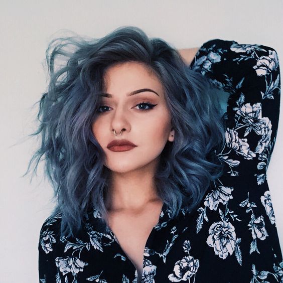 Chica con cabello teñido en color azul grisaceo; Tintes bonitos en tonos pastel que debes intentar