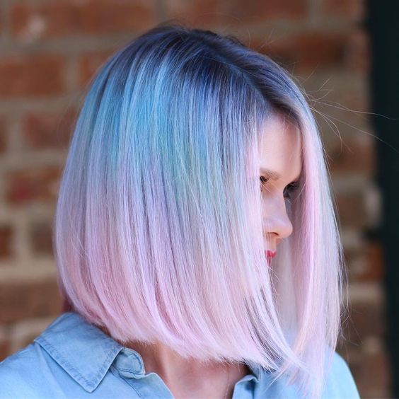 Chica con cabello teñido en efecto balayage azul y rosa; Tintes bonitos en tonos pastel que debes intentar