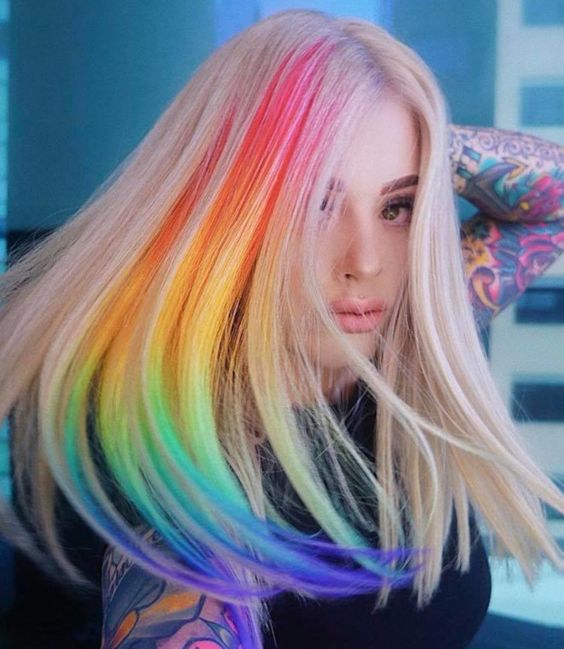 Chica con cabello rubio teñido con un arcoíris; Tintes bonitos en tonos pastel que debes intentar