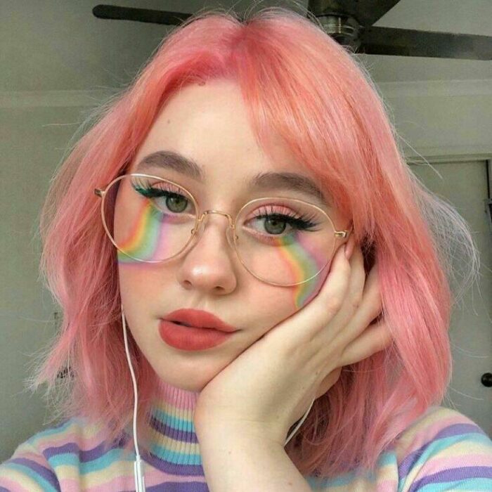 Chica con cabello teñido en una mezcla de durazno y rosa; Tintes bonitos en tonos pastel que debes intentar