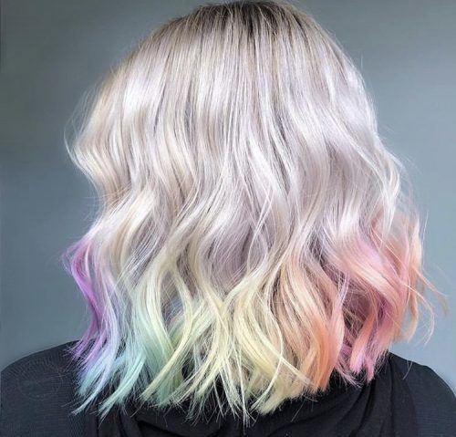 Chica con cabello teñido en las puntas con un arcoíris; Tintes bonitos en tonos pastel que debes intentar