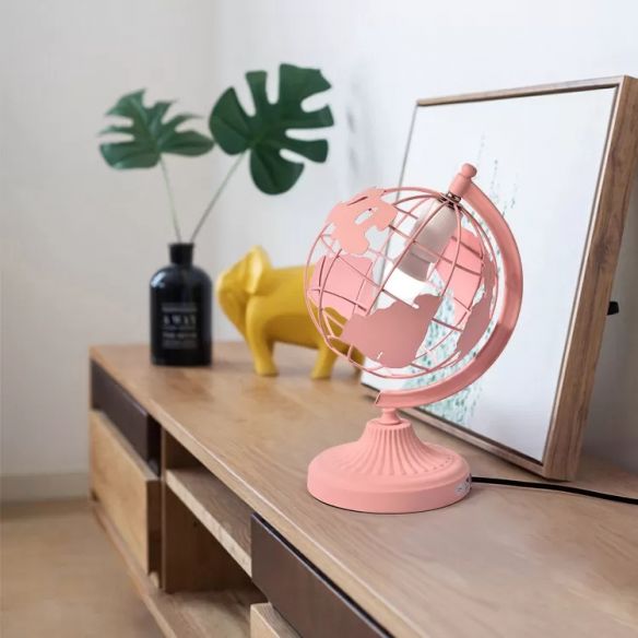 Lampara en forma de globo terráqueo en tono rosa pastel; Lamparas bonitas que desearas  