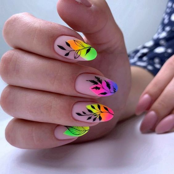 Manicura en tonos fluorescentes con hojas en color negro; Uñas bonitas con diseño de hojitas