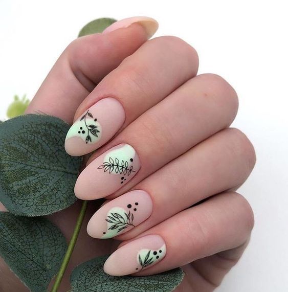 Manicura en tono nude con detalles verdes y hojas verdes; Uñas bonitas con diseño de hojitas