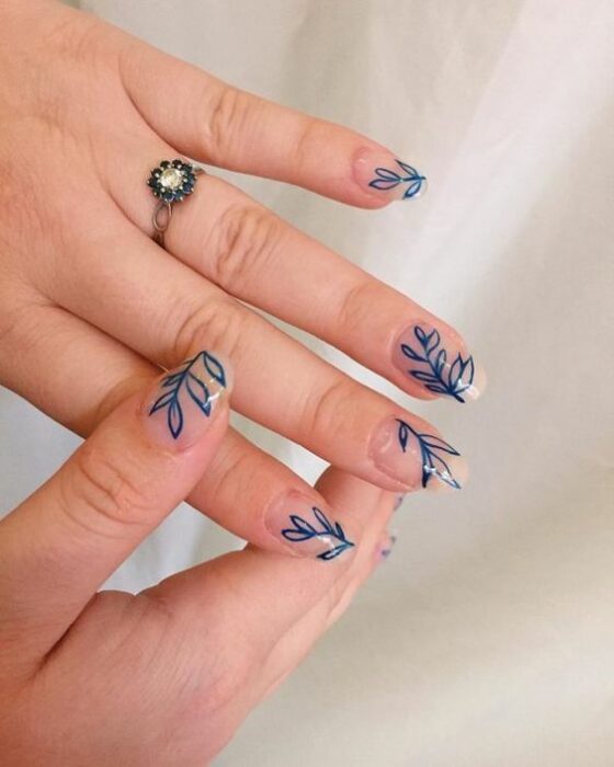 Manicura con efecto cristal y decorado de hojas en azul; Uñas bonitas con diseño de hojitas