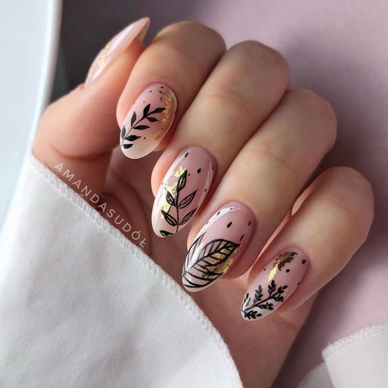 Manicura con efecto cristal y decorado de hojas en negro; Uñas bonitas con diseño de hojitas