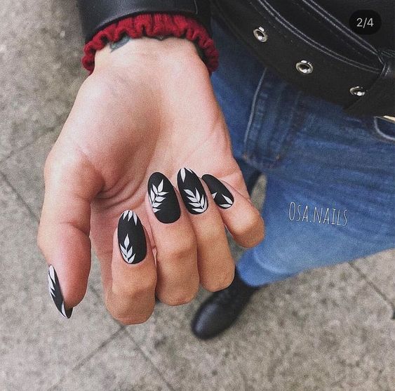 Manicura en negro con decoración de hojas blancas; Uñas bonitas con diseño de hojitas