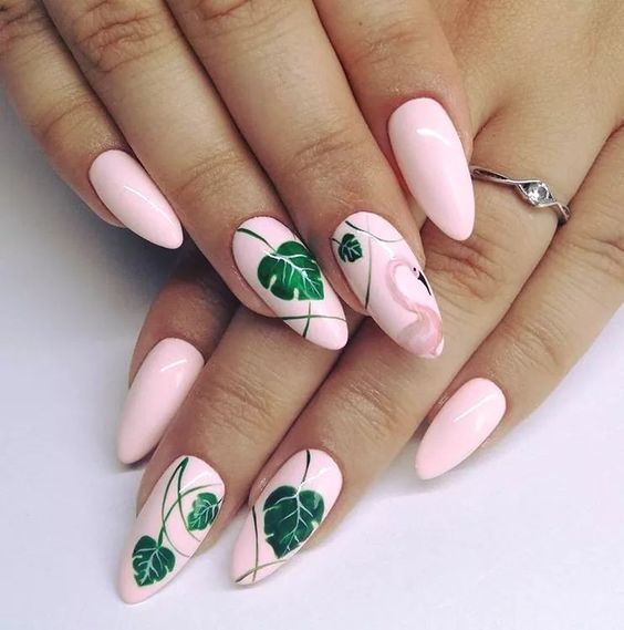 Manicura en tono rosa pastel decorada con una hoja en tono verde; Uñas bonitas con diseño de hojitas