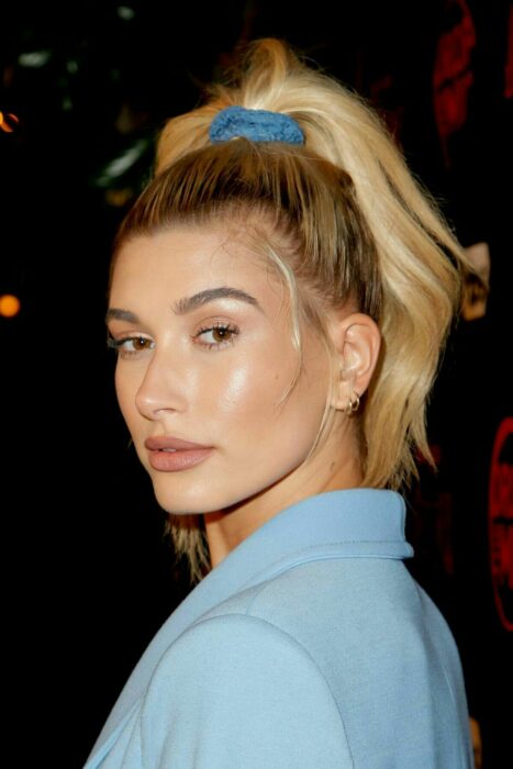 Hailey Bieber usando un scrunchie en el cabello 