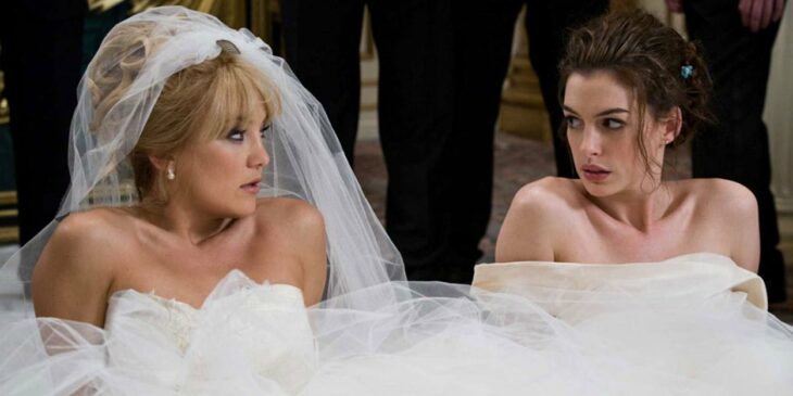Escena de la película guerra de novias, chicas vestidas de novia peleando