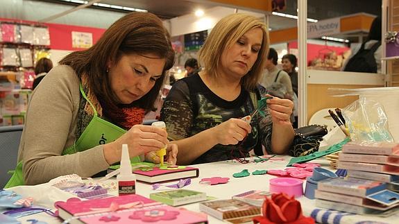Mujeres haciendo manualidades de su boda