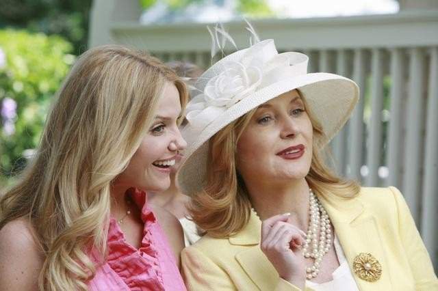Escena de la película la venganza de las damas de honor. Madre e hija conversando