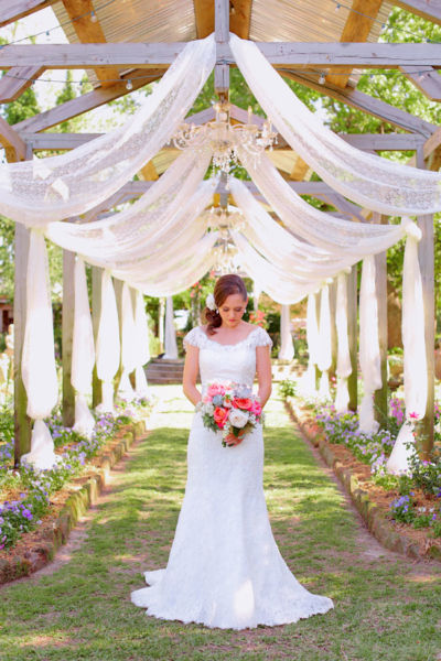 Novia parada frente al altar sola y sin sus damas de honor