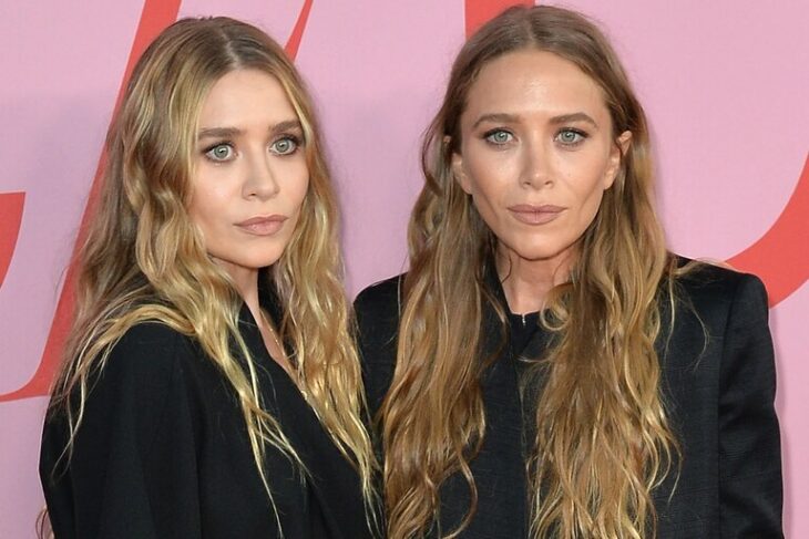 Mary Kate y Ashley Olsen posando durante una sesión de fotos en un evento