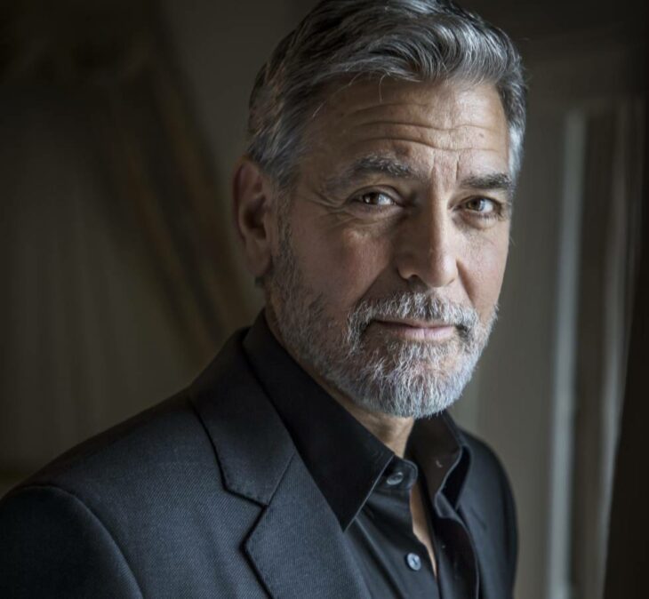 George Clooney posando durante una sesión de fotos en un evento