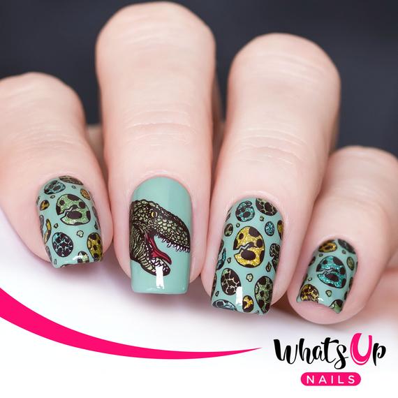 Chica con un diseño de uñas de dinosaurios en diferentes colores