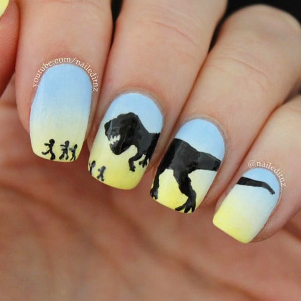 Chica con un diseño de uñas de dinosaurios en diferentes colores