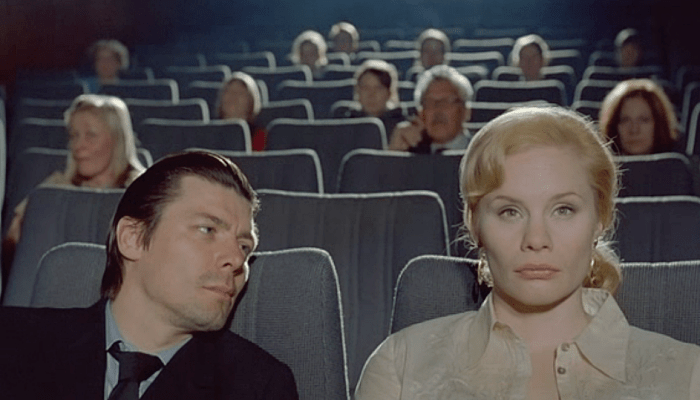escena de película "Lights In The Dusk"