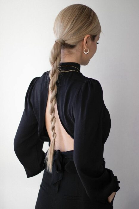 Chica con una coleta baja sujetada con varios twists