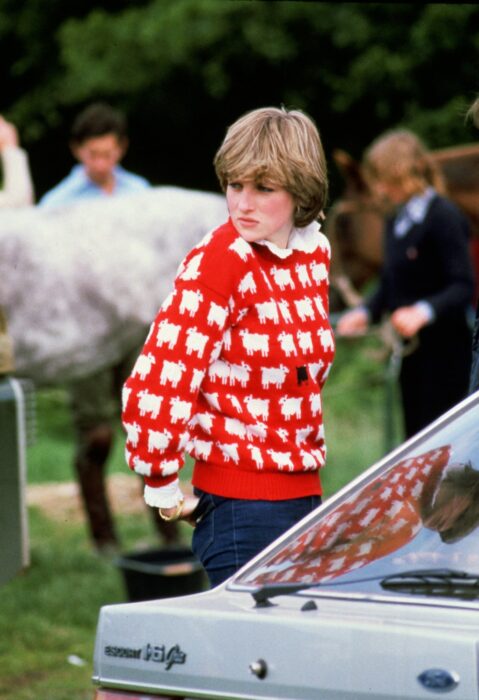 Diana Spencer usando un suéter de ovejas para un partido de polo