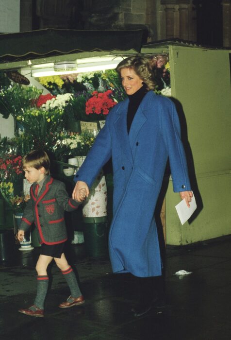 Diana Spencer usando un abrigo azul oversized