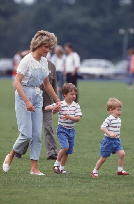 Diana Spencer usando un cordón para atar sus overoles de mezclilla
