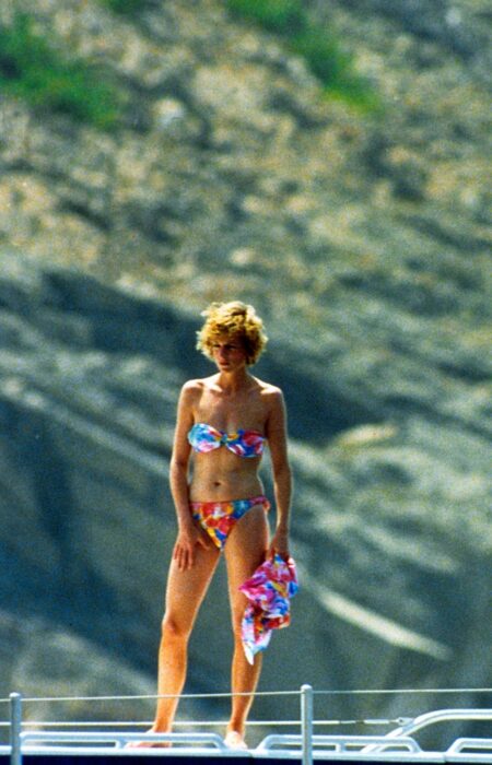 Diana Spencer usando un traje de baño mientras está en la cubierta de un yate
