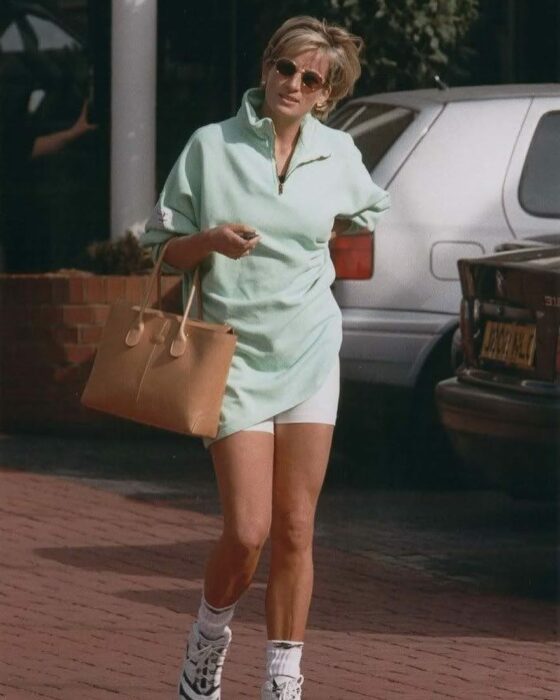Lady Di usando sudadera con estampado de USA y bike shorts