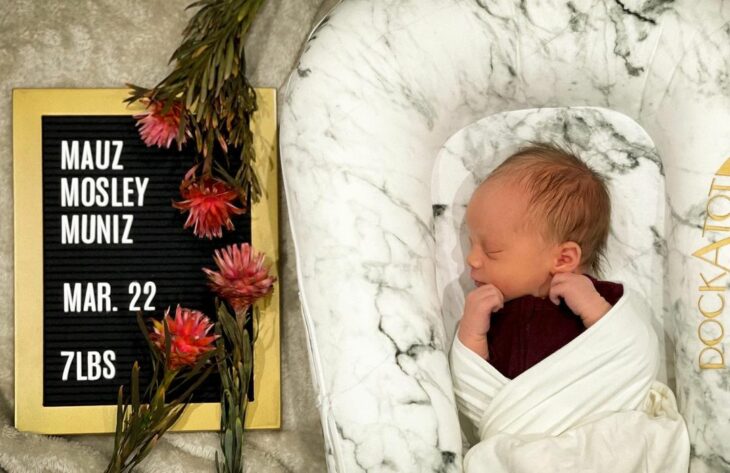 Foto de bienvenida del hijo de Frankie Muniz en la que se ve al bebé recostado al lado de unas flores