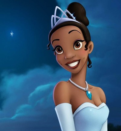 Tiana usando un vestido de color azul mientras mira el cielo
